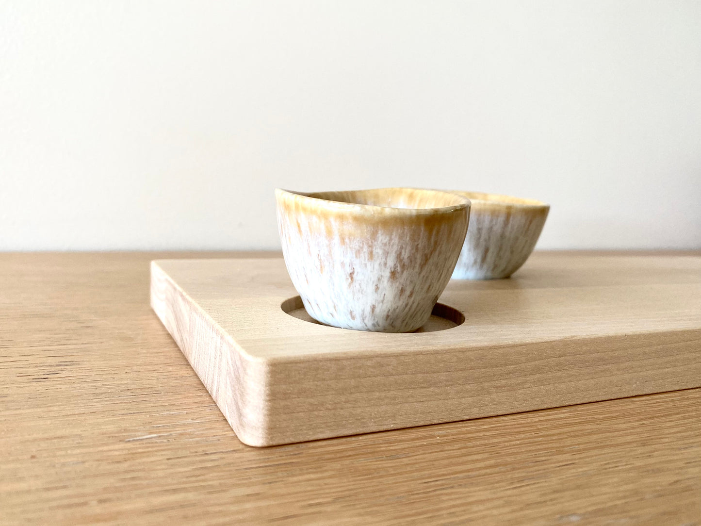 Trebrett med hull til skåler